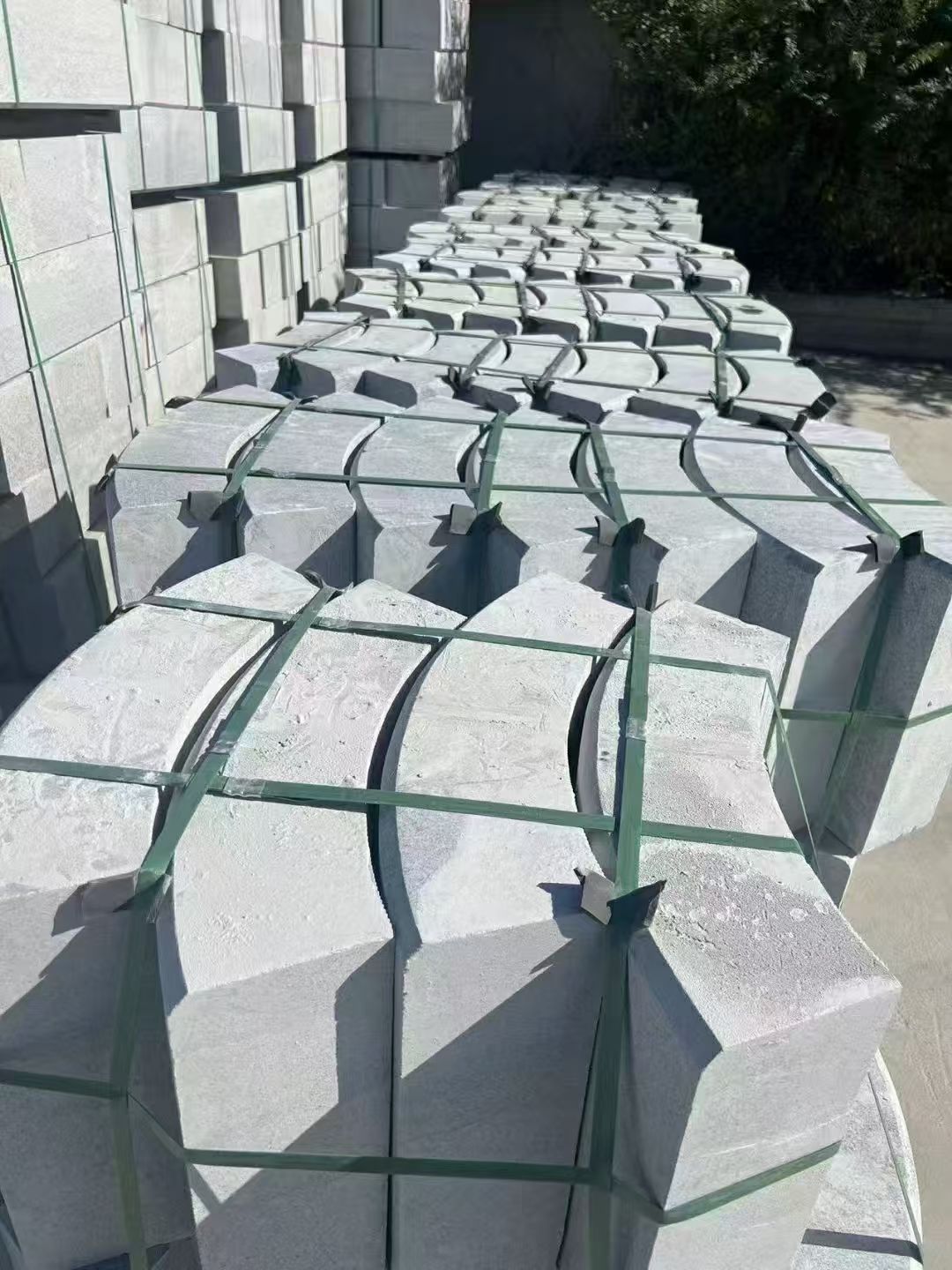 桂林 芝麻灰弧形路沿石