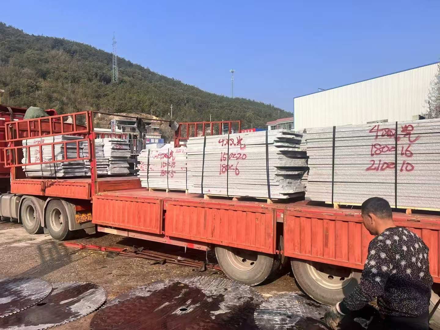 桂林 芝麻灰花岗岩光面毛板出货日常