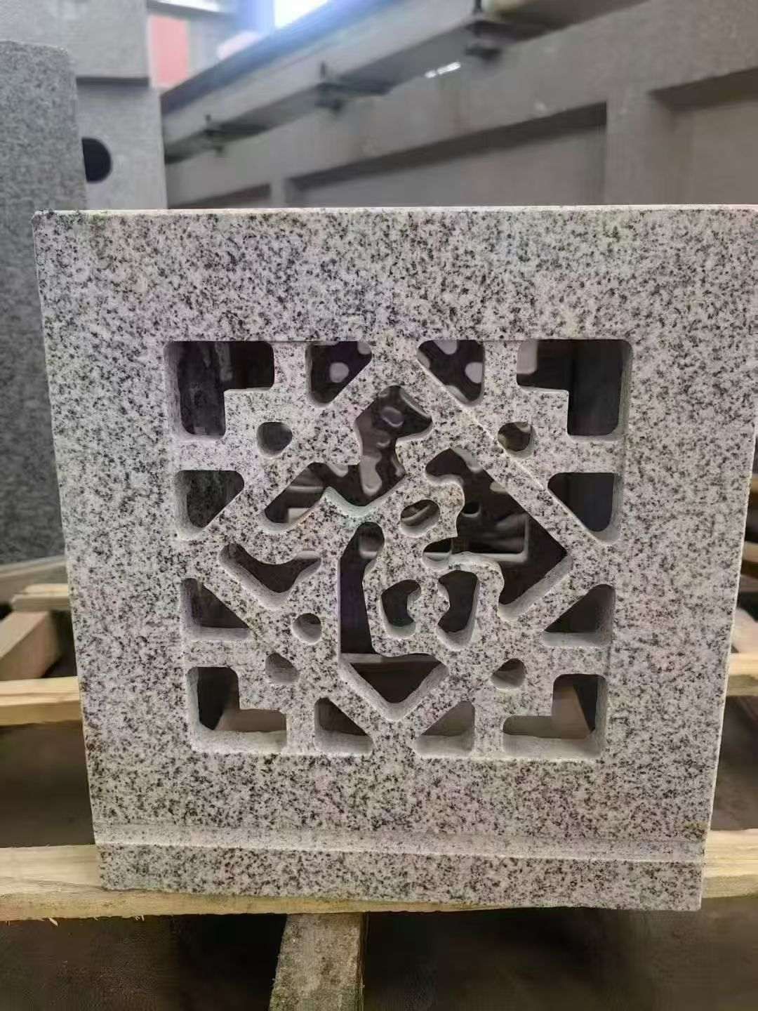 桂林 芝麻白花岗岩镂空雕花灯笼